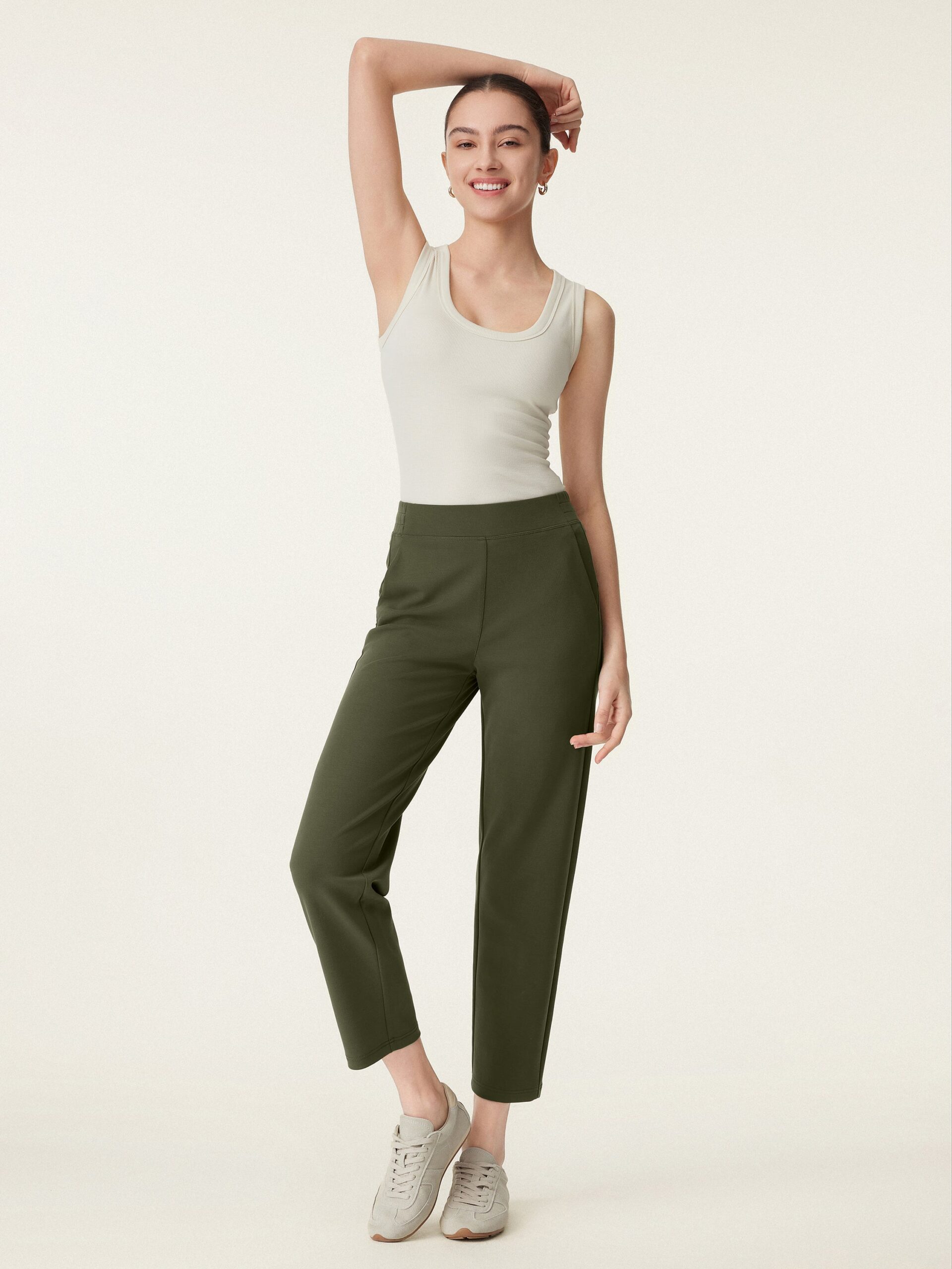 Mittelhohe, schmal zulaufende Schlupfhose mit Taschen - Image 10