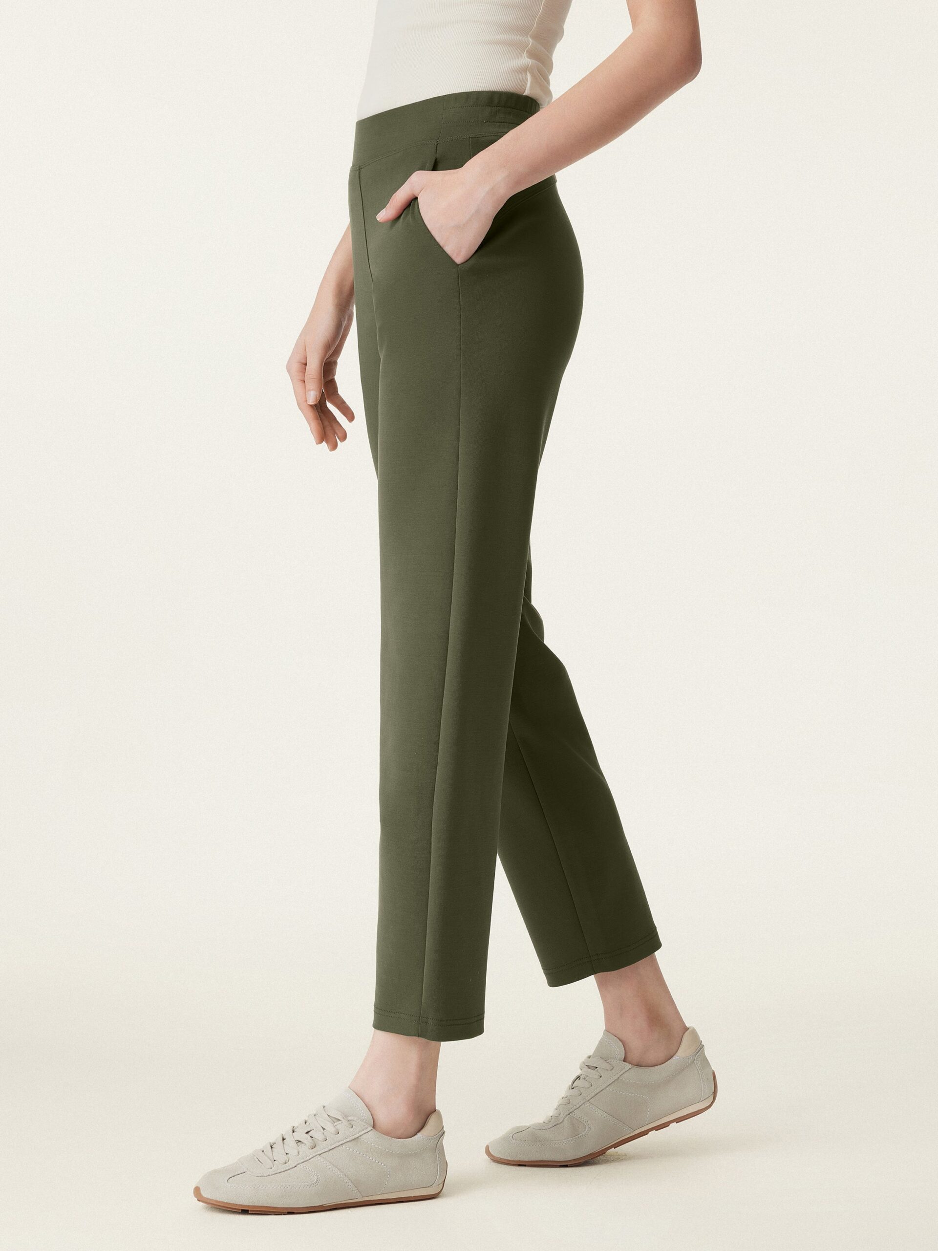 Mittelhohe, schmal zulaufende Schlupfhose mit Taschen - Image 11