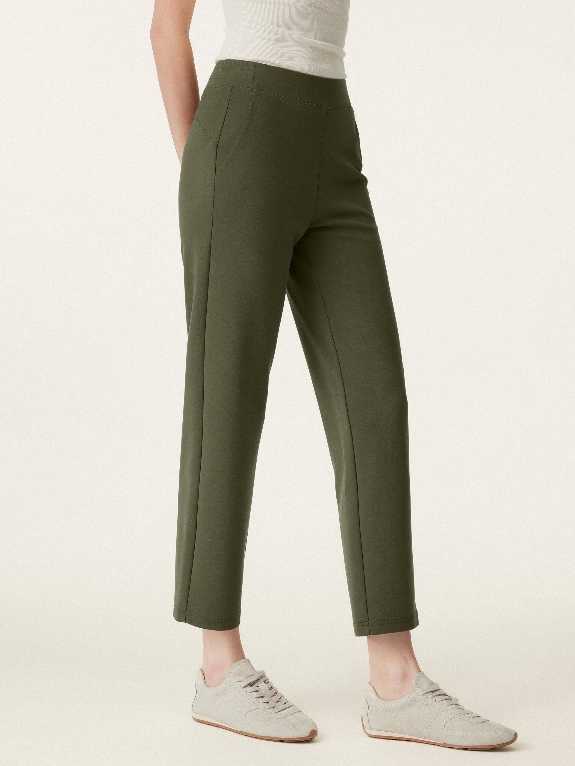 Mittelhohe, schmal zulaufende Schlupfhose mit Taschen - Image 12