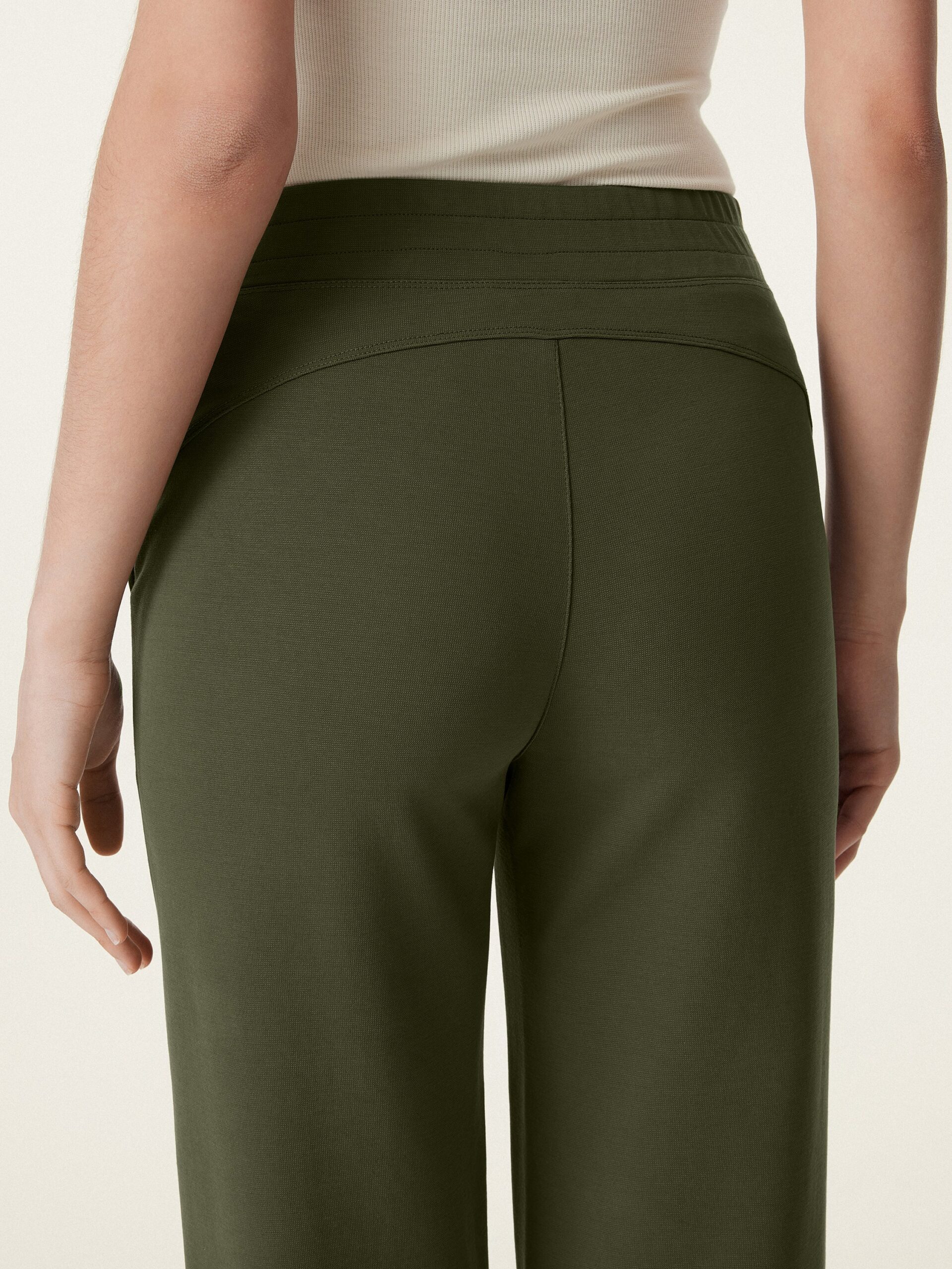 Mittelhohe, schmal zulaufende Schlupfhose mit Taschen - Image 14