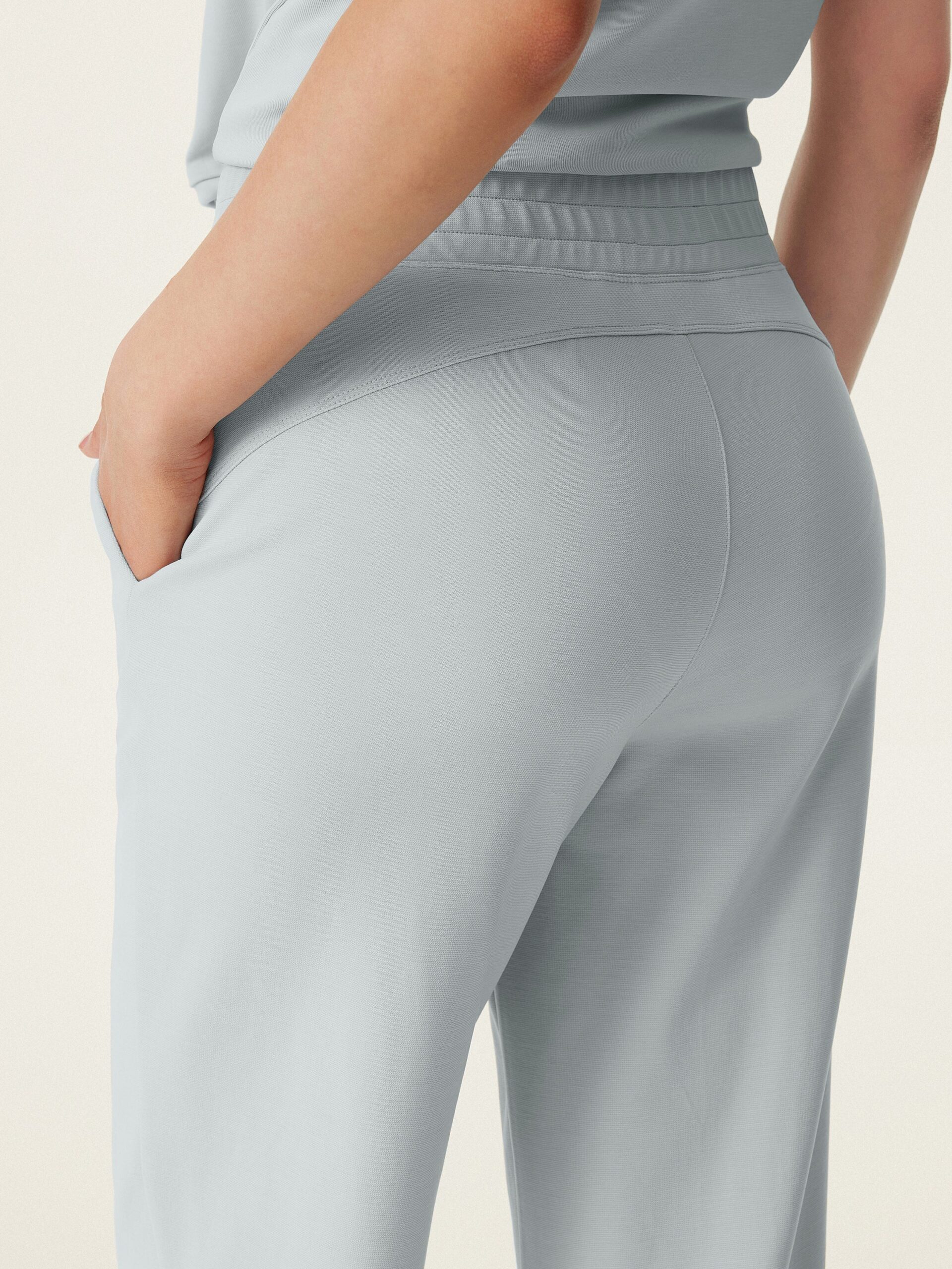 Mittelhohe, schmal zulaufende Schlupfhose mit Taschen - Image 7