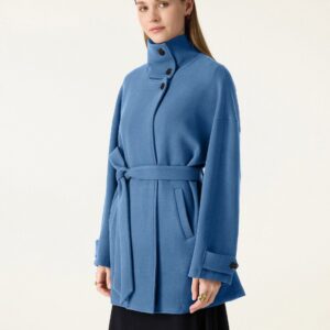 Eleganter Mantel von FuzzLuxe mit Stehkragen und Gürtel