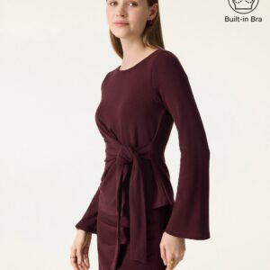 Brami mit Fliege, Gürtel und Glockenärmeln